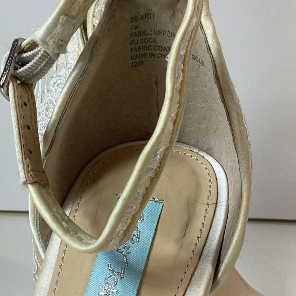 Betsey Johnson Cream Lace Heels - Picture 3 of 11